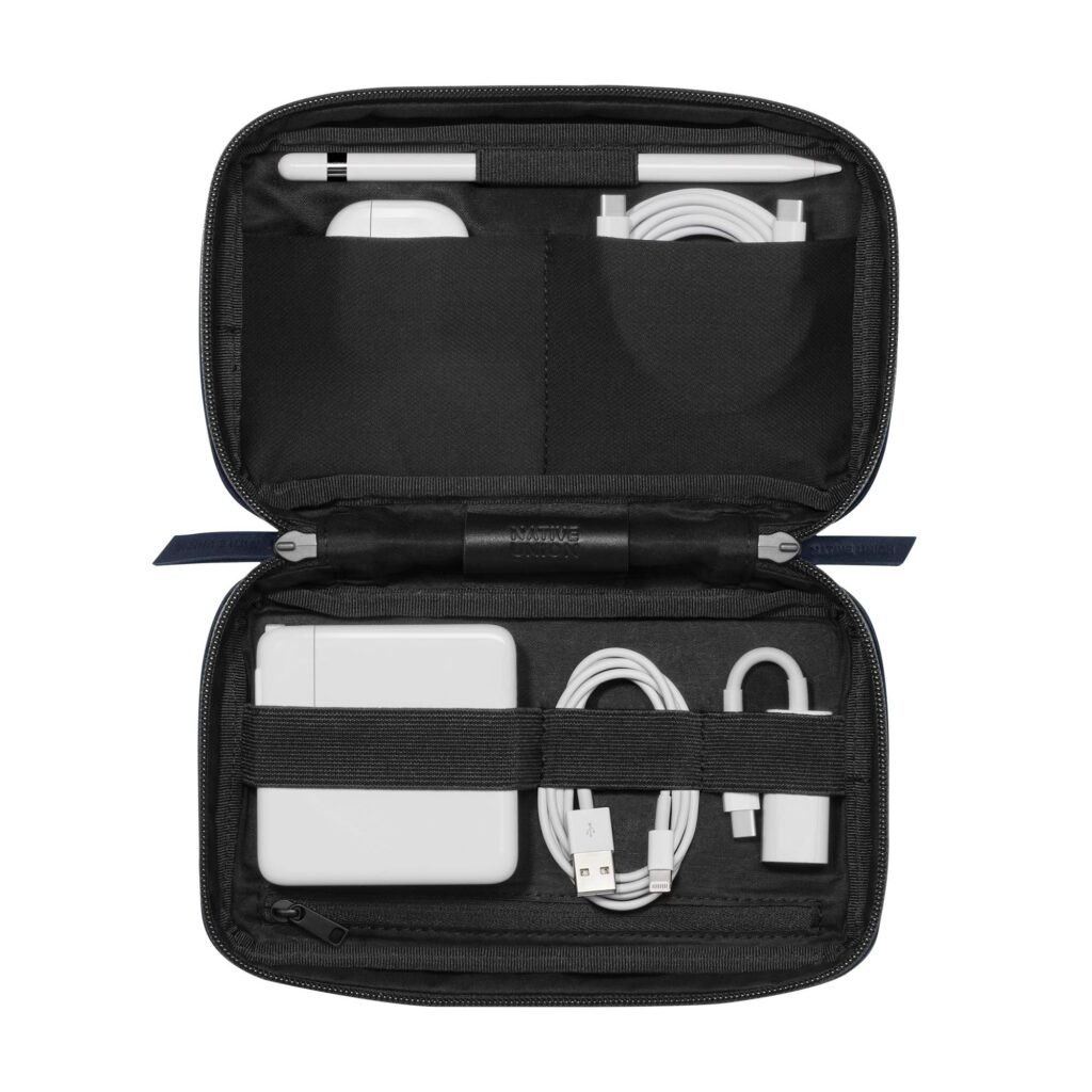 gadgets-itens-tecnologicos-viagem.jpg Conjunto de gadgets tecnológicos organizados para viagem internacional
