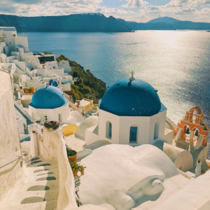 Casas brancas de Santorini com vista para o mar - destino para viajantes tech