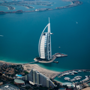 Arranha-céus de Dubai refletindo no mar - destino moderno e conectado