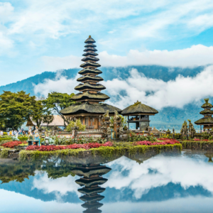 Templo tradicional em Bali cercado por natureza - tecnologia em roteiros zen